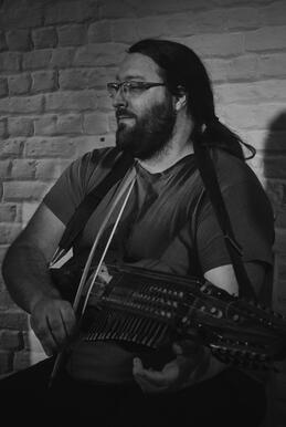 Arthur à la Nickelharpa